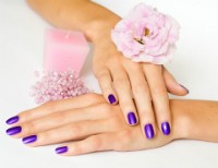 twee handen met lila gelakte nagels